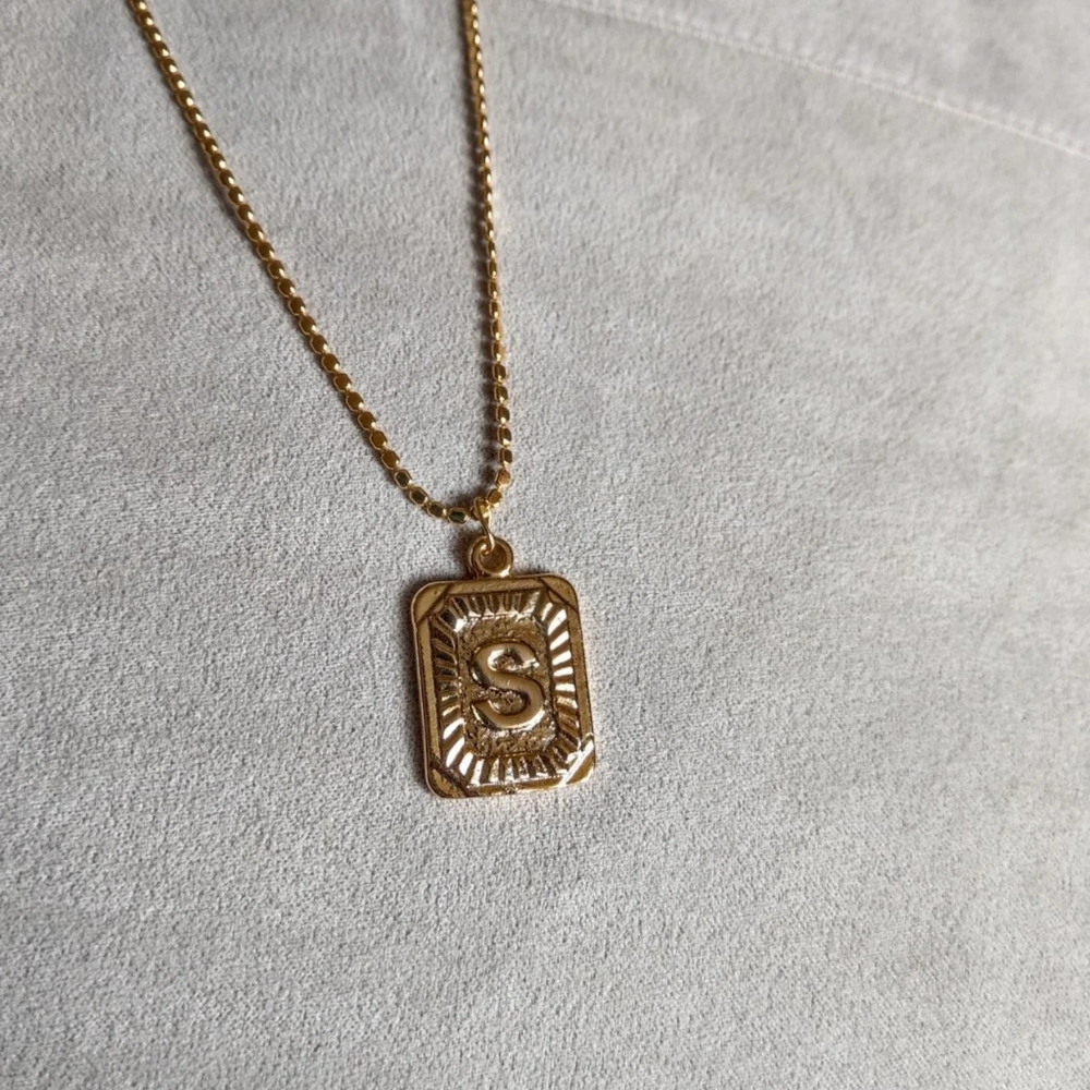 Women's "S" initial pendant necklace